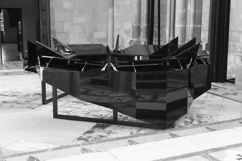 S.piral en L.évitation — black lacquered wooden consoles, Palatine Chapel